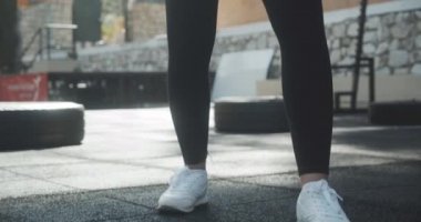 Dışarıdaki Spor Salonunda Boks Eldiveni Giyen Kadın