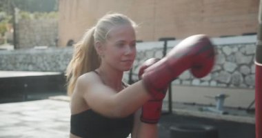 Dışarıdaki Spor Salonunda Boks Eldiveni Giyen Kadın