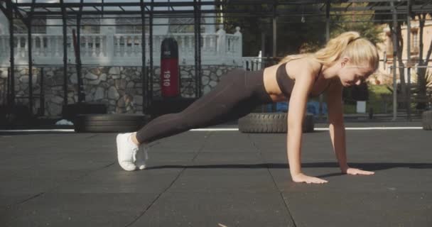 Athlete Performing Press Ups In Outdoor Gym — Video Stock