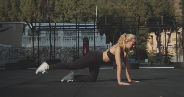 Idrottare träna höfter i utomhus gym — Stockvideo