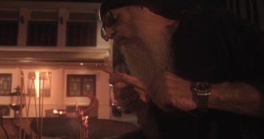 Bir gece dua ve meditasyon için tütsü yakıyorum.