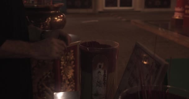 Gelovige bereidt zich voor op een nacht van religieuze rituelen — Stockvideo
