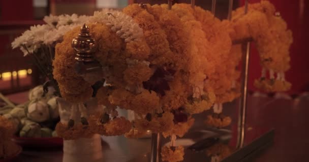 Gele en witte bloemen geplaatst in de buurt van Venerate Relics — Stockvideo