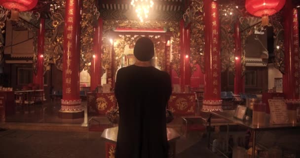 Oferowanie zachęty przed wejściem do klasztoru buddyjskiego — Wideo stockowe