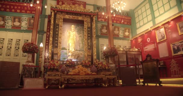 Vista interior surpreendente de um altar budista — Vídeo de Stock
