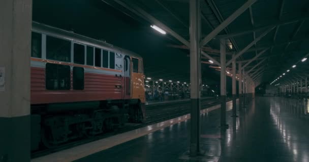 Motore ferroviario in movimento lento che lascia la stazione in Thailandia — Video Stock
