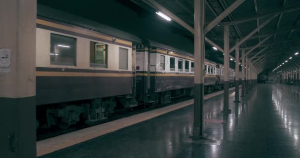 Colpo mirato di una stazione ferroviaria in partenza al tramonto — Video Stock