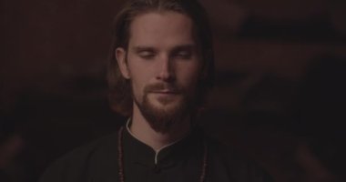 Sakallı Keşiş Önünde Çay Seti ile Dikkatlice Meditasyon Yapıyor
