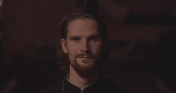 Священнослужитель с руками вместе молящийся — стоковое видео