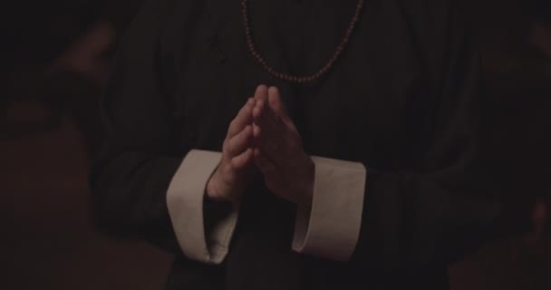 Τα χέρια του ανθρώπου σε θέση προσευχής, όπως ο ίδιος παίρνει ένα Τασκ από το ξύλινο τραπέζι — Αρχείο Βίντεο