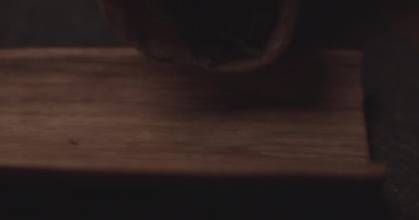 Nahaufnahme Aufnahme von zartem Gießen von losen Teeblättern — Stockvideo