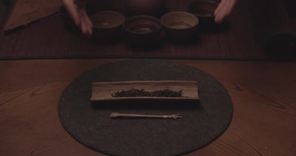 Сосредоточенный снимок человека, держащего прямоугольную деревянную пластину, поднимающую ее со стола — стоковое видео