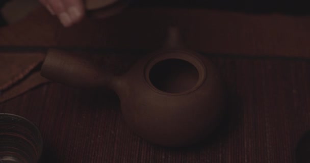 Zbliżenie Shot of Man Nalanie ciepłej wody nad Pięknie ręcznie wykonany dzbanek herbaty — Wideo stockowe