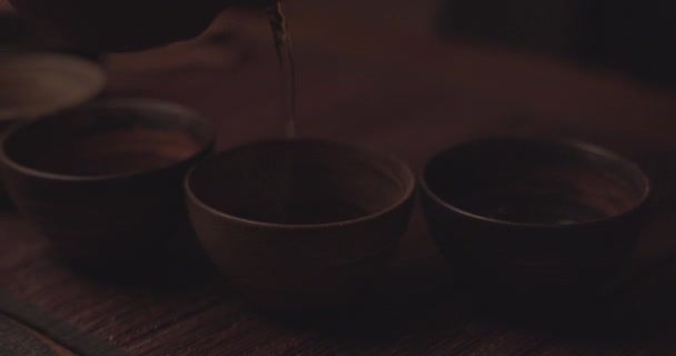 Όμορφα ευθυγραμμισμένες ξύλινες μπάλες σε ένα τραπέζι που χύνεται με ζεστό νερό — Αρχείο Βίντεο