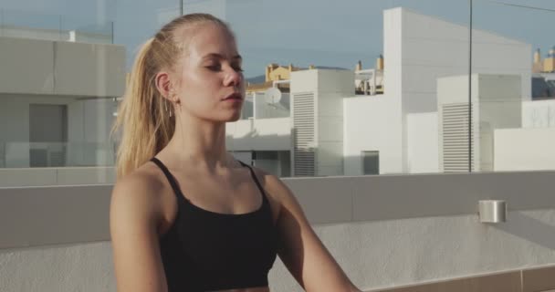 Молодая модель делает упражнения глубокого дыхания — стоковое видео