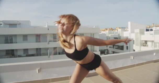 Överraskande dans rörelser av en motiverad Amatör Dancer — Stockvideo