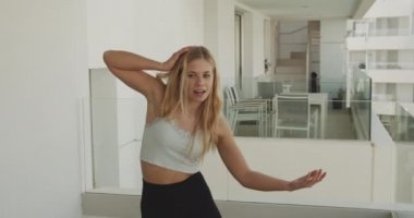 Deneyimli Dans Öğretmeni Devasa Dans Tekniklerini İnternette Öğretiyor