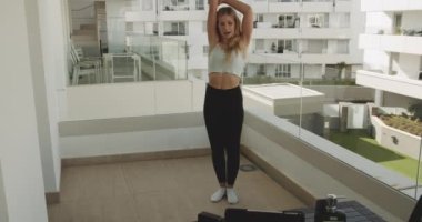 Genç Kadın Deneyimli Dans Öğretmeni Çevrimiçi Dans Sınıfında Ders Veriyor