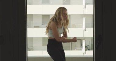 Genç bir Bale Dansçısının Yarışmaya Odaklanma Eğitimi