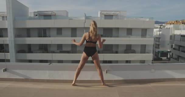 Gymnast visar färdigheter på toppen av byggnaden takdäck — Stockvideo