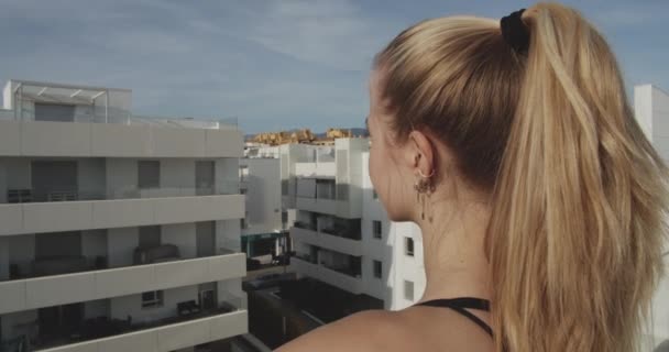 Över axeln Skott av en vacker blond — Stockvideo