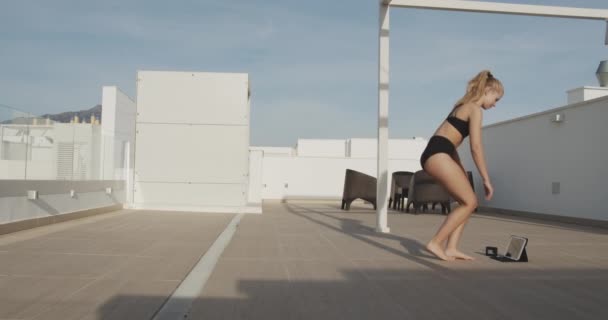 Prise de vue complète d'un instructeur de danse se préparant pour une classe — Video