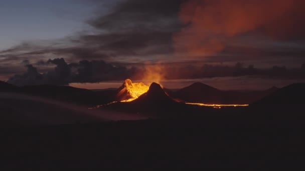 Fagradalsfjall 's Volcanic Pit descarga humo y lava naranja brillante — Vídeos de Stock