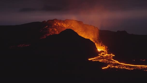 Belle et envoûtante prise de vue de lave entourant la surface rocheuse du volcan — Video