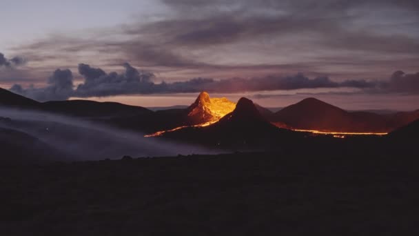 Uno scorcio del cratere vulcanico sulle nuvole grigie — Video Stock