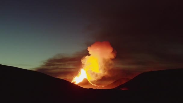 Fagradalfjall火山から厚いオレンジの煙を作成するマグマを破裂 — ストック動画