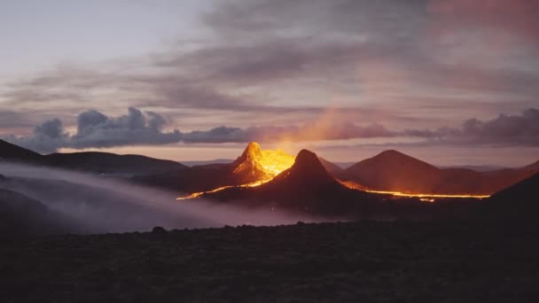 Vulcão Fagradalsfjall com Silhueta de Montanhas e Céu Bonito — Vídeo de Stock