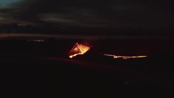 Paisagem Majestosa do Vulcão Fagradalsfjall com Lava fluindo de Crateras — Vídeo de Stock