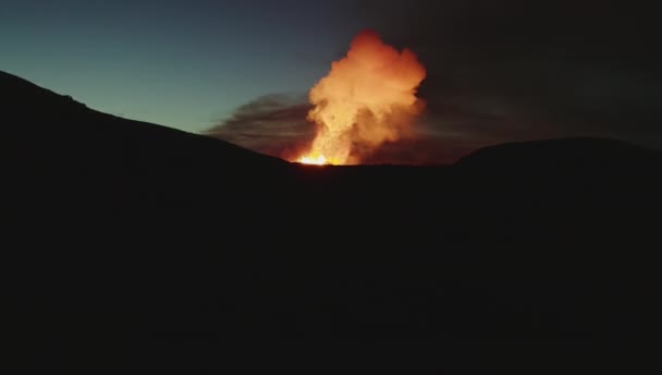 暗い空に向かって爆発する火山の発表されたショット — ストック動画