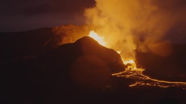 Parlak Magma Volkanik Alanı Parlak Turuncu Alevler Arkasında