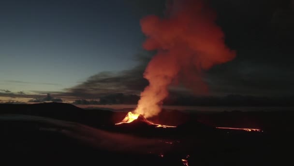 Thick Cloud Vapor From Fagradalsfjall'Erruption and Dark Sky — стокове відео