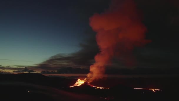 Um vislumbre panorâmico Névoa grossa que vem do vulcão Fagradalsfjall — Vídeo de Stock