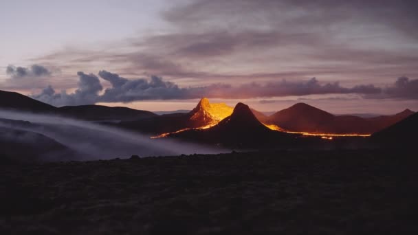 Häpnadsväckande skott av en lila Skyline och Fagradalsfjalls vulkankrater — Stockvideo