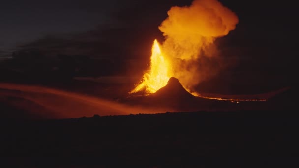 Vista excepcional de una lava expulsada al aire por un volcán vivo — Vídeo de stock