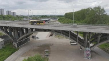 Arkaplanda Yeşil Orman Ağaçları olan Orta Yol Köprüsü