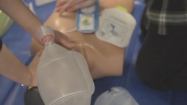 Bir El, bir mankenin üzerindeki valf maskesini sıkıca kapatıyor.