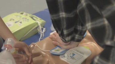 Göğüs Sıkıştırma Yapan Kişi Yukarı ve Aşağı Hareketi Yapıyor