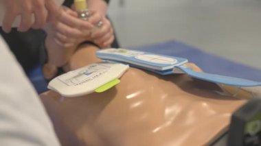 Erkek Pompalama Bir Valf-Maske Kadın Meslektaşı Desteği