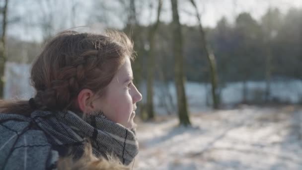 Jeugdige vrouw wandelen als de zon schijnt in haar gezicht — Stockvideo