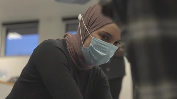 Mujer usando un hiyab observa como una persona hace compresión en el pecho — Vídeos de Stock