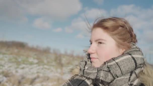 Volgend schot van een gevlochten lichte blonde vrouw die loopt — Stockvideo