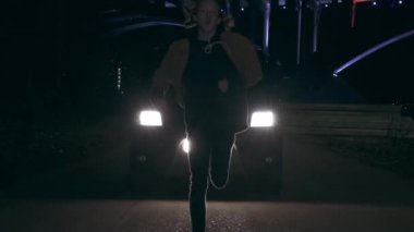 Bir Erkek Modelin Tam Çekimi Karanlık Gökteki Araba Tarafından Takip Ediliyor
