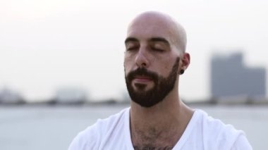 Kestane rengi yüz kılları kapalı tıraşsız bir adam.