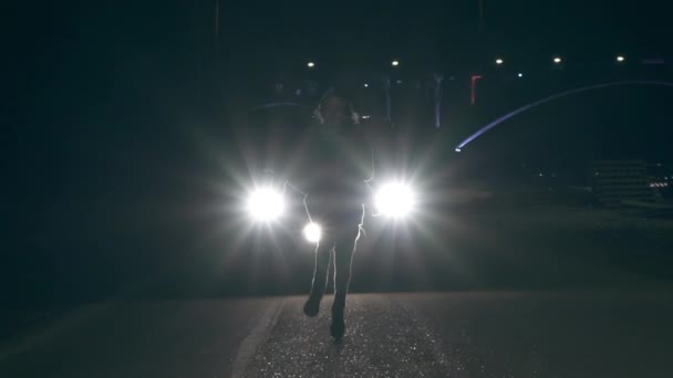 Man loopt continu op straat op een avondhemel — Stockvideo