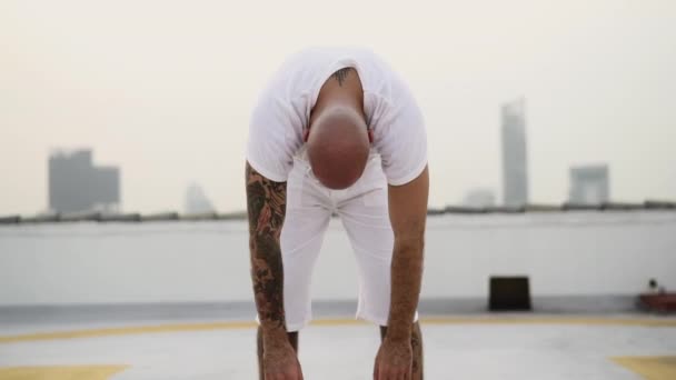 Treinamento de companheiros Yoga virando seu corpo em um movimento para cima — Vídeo de Stock