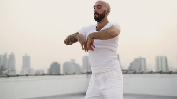 Homme Yogini extension de ses bras haut comme il s'étend dans un mouvement haut et bas — Video